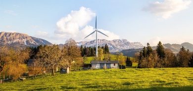 Výrobcovia elektriny platia odberateľom za jej spotrebu
