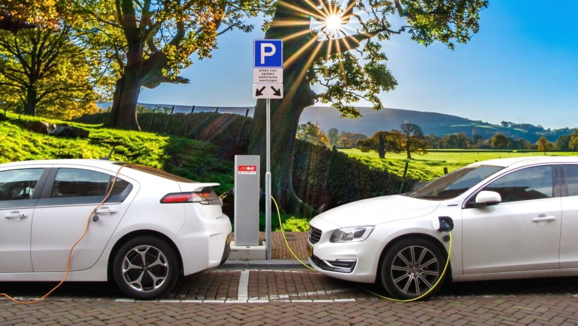 Domácnosti predbehli plány Bruselu tepelnými čerpadlami a elektromobilmi